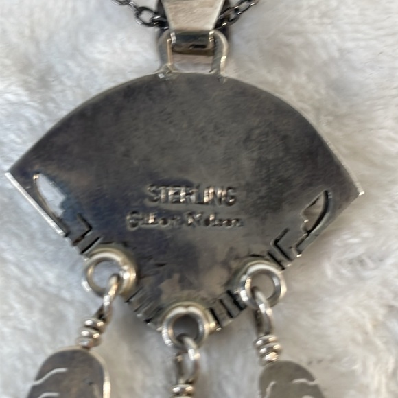 Navajo red coral and onyx pendant. Signed: Gilbert Nelson. 3 1/3” long. - Picture 4 of 5